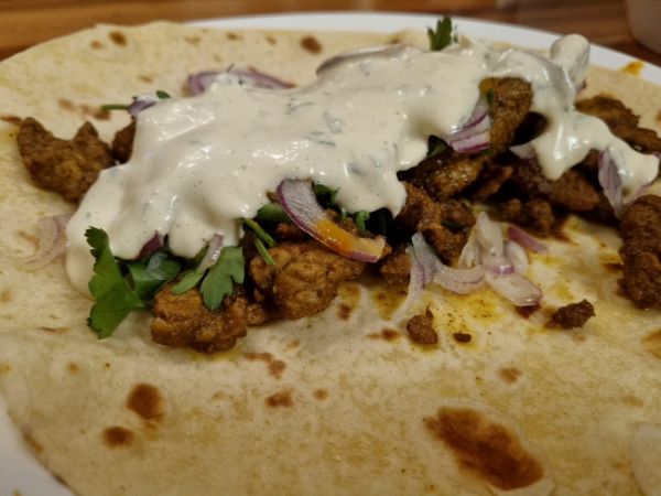 Shoarma with a garlic yoghurt sauce
