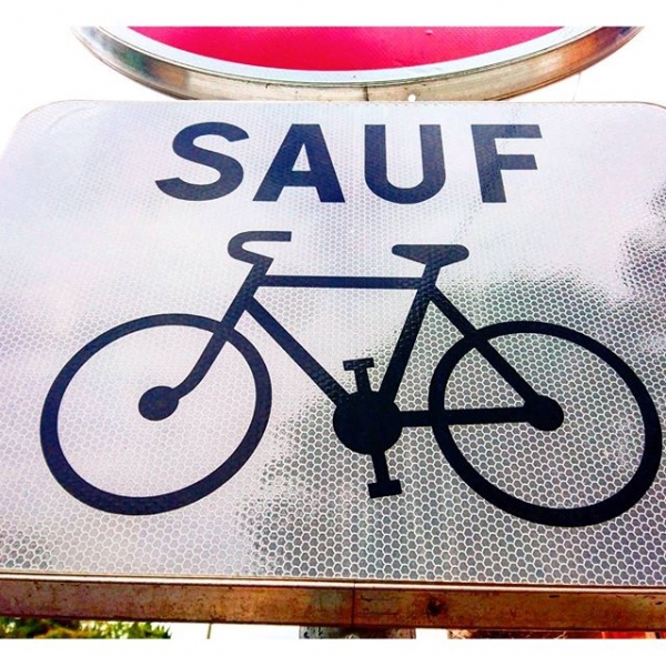 Trinken und Fahrrad fahren hmmm mm. Ich bin mir da